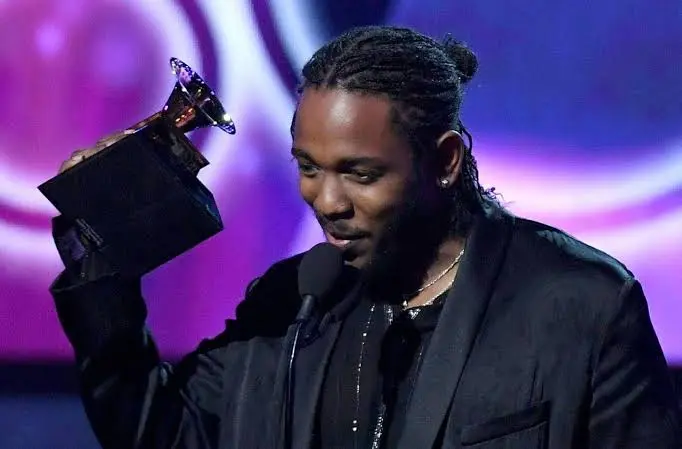 Kendrick lamar soulevant son trophée