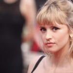 Femme avec des cheveux blonds longs.