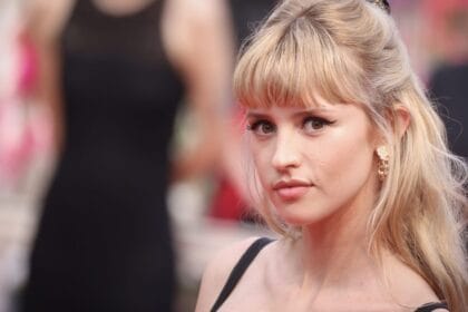 Femme avec des cheveux blonds longs.