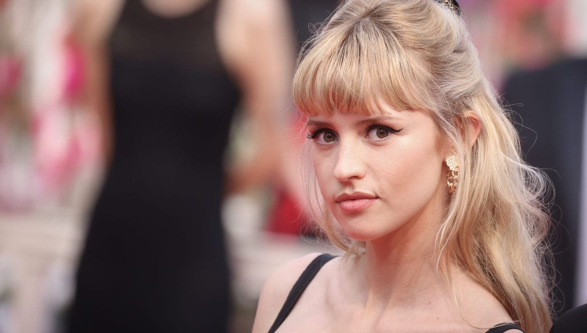 Femme avec des cheveux blonds longs.