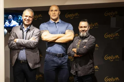 Stéphane Barret (sculpteur) et Franck Bruno (peintre) dévoilent leur statue de cire de Dwayne Johnson au musée Grévin de Paris