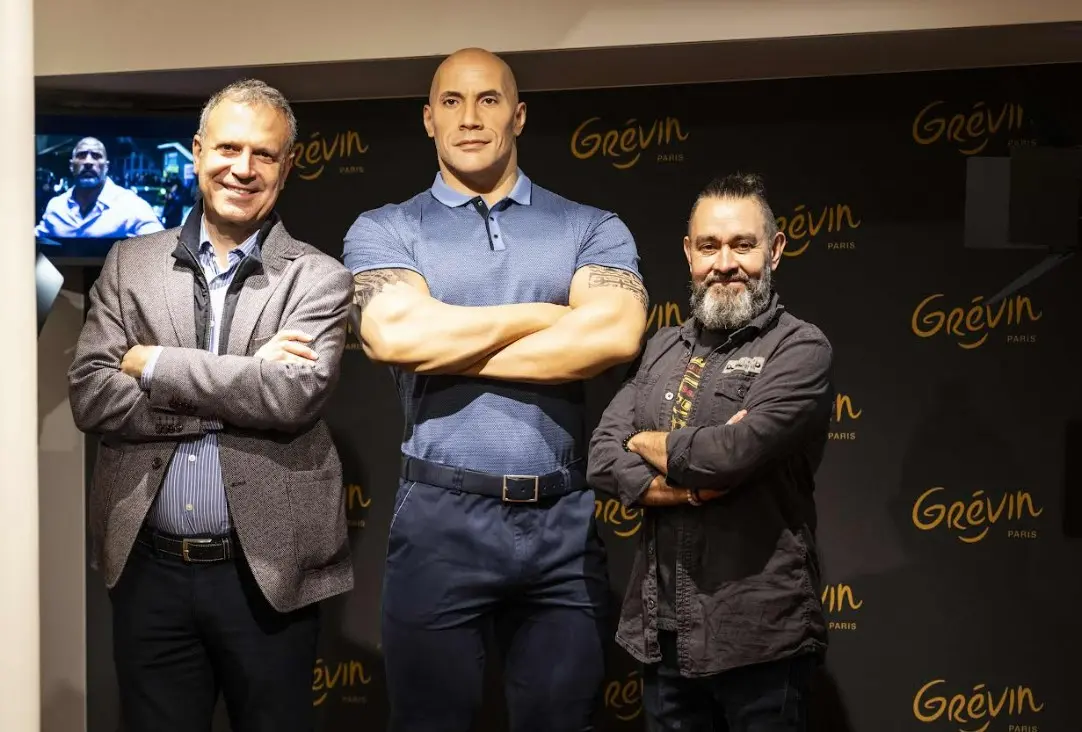 Stéphane Barret (sculpteur) et Franck Bruno (peintre) dévoilent leur statue de cire de Dwayne Johnson au musée Grévin de Paris