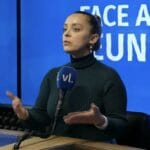 Femme parlant à la télévision.