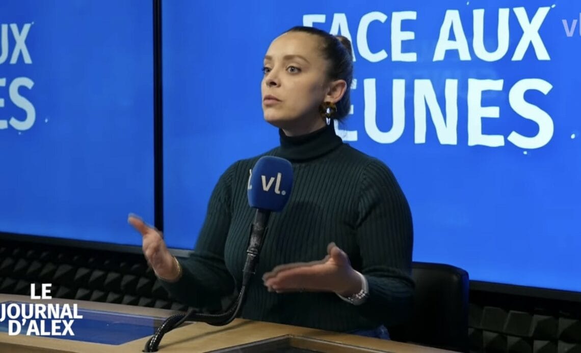 Femme parlant à la télévision.
