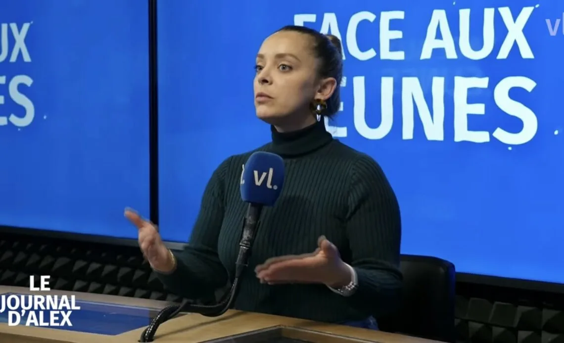 Femme parlant à la télévision.