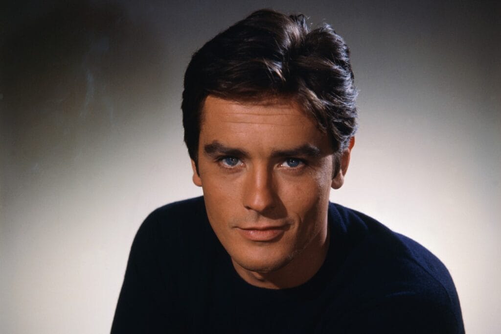 Alain Delon, posant devant la caméra