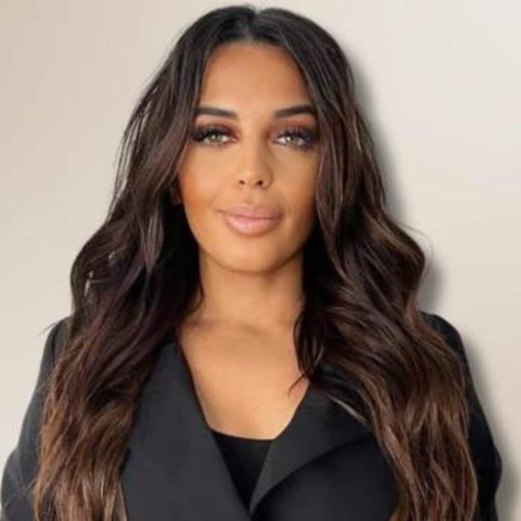 Arbia Kidadi, posa,t devant la caméra