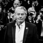 Alain Delon posant devant des photographes