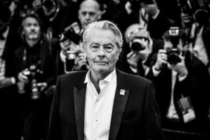 Alain Delon, monstre sacré du cinema français, décède à l'âge de 88 ans ! 2 Alain Delon posant devant des photographes