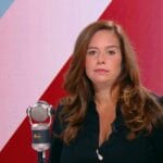 Sarah Knafo devant un microphone.