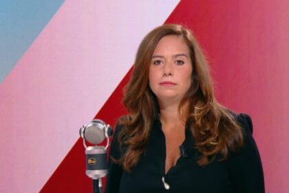 Qui est Sarah Knafo ? : Analyse rapide d'une Figure de la Politique Française 1 Sarah Knafo devant un microphone.