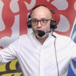 Yoann Riou en plein exercice de son métier de commentateur sportif