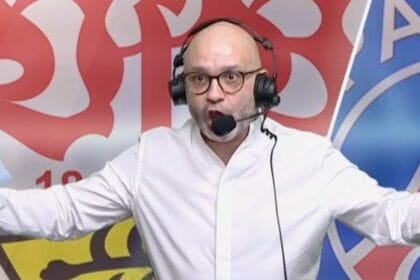 Yoann Riou en plein exercice de son métier de commentateur sportif