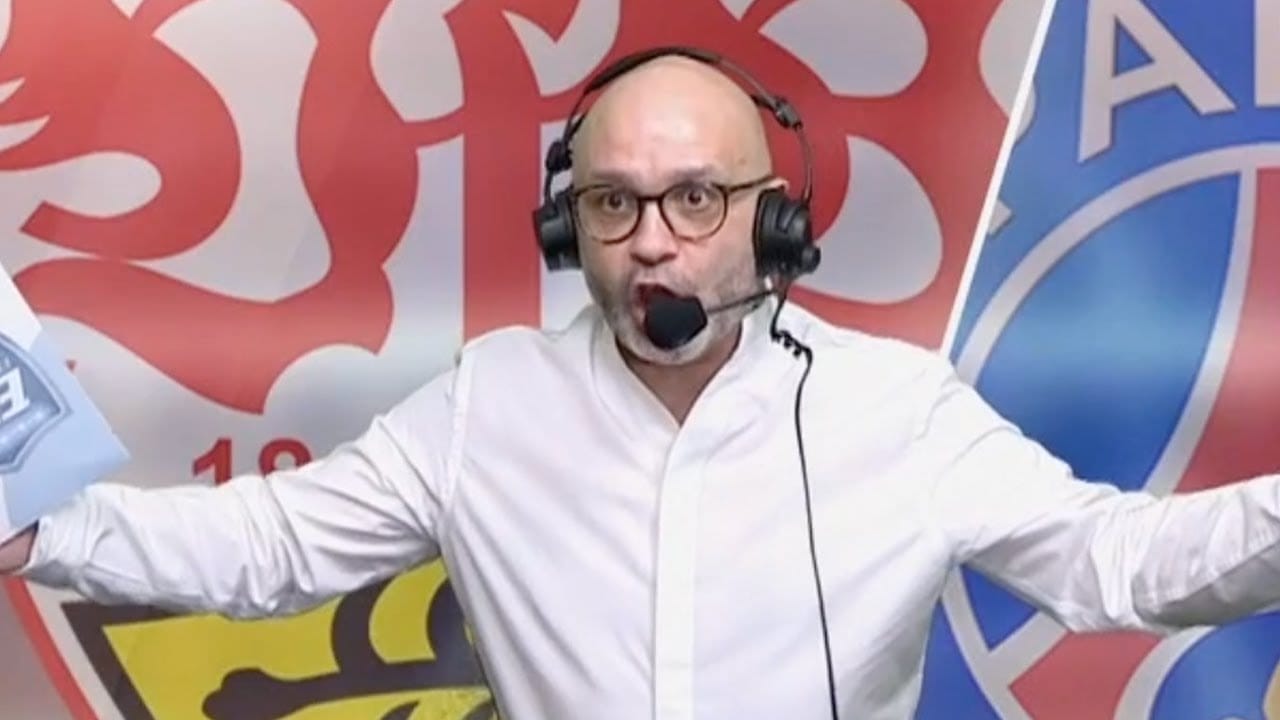Yoann Riou en plein exercice de son métier de commentateur sportif