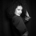 Maëva Rieu posant devant la caméra sous un fond noir