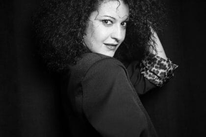 Plongez dans le voyage Cathartique de Maëva Rieu avec "bizarre", son tout nouvel EP ! 3 Maëva Rieu posant devant la caméra sous un fond noir