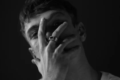 Noskro dévoile "catharsis", l'écho d’une jeune âme en quête de paix !