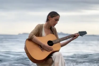 Marie Espinosa livre un nouveau titre avant l'ep avec "La fille de l'absolu"