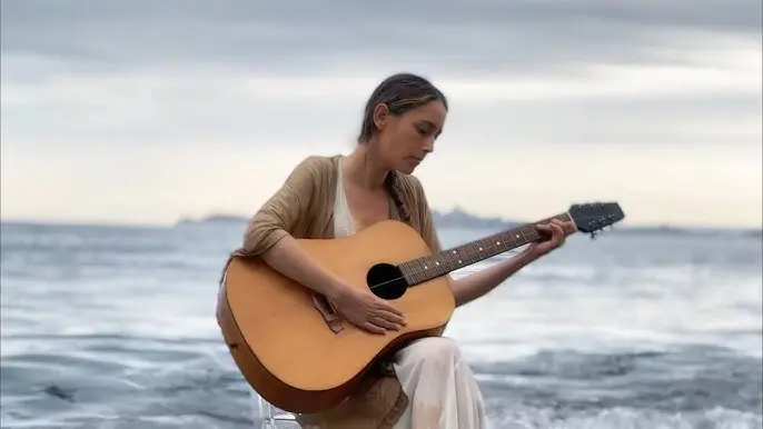 Marie Espinosa livre un nouveau titre avant l'ep avec "La fille de l'absolu"