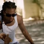 Rappeur antillais. Homme assis, ambiance décontractée extérieure.