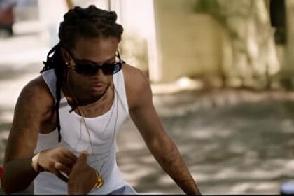 Rappeur antillais. Homme assis, ambiance décontractée extérieure.