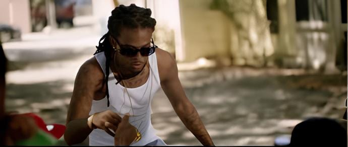 Rappeur antillais. Homme assis, ambiance décontractée extérieure.