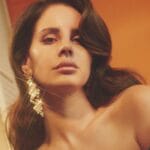 Lana Del Rey posant sobrement devant la caméra
