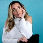 Magali Berdah posant pour une séance photo