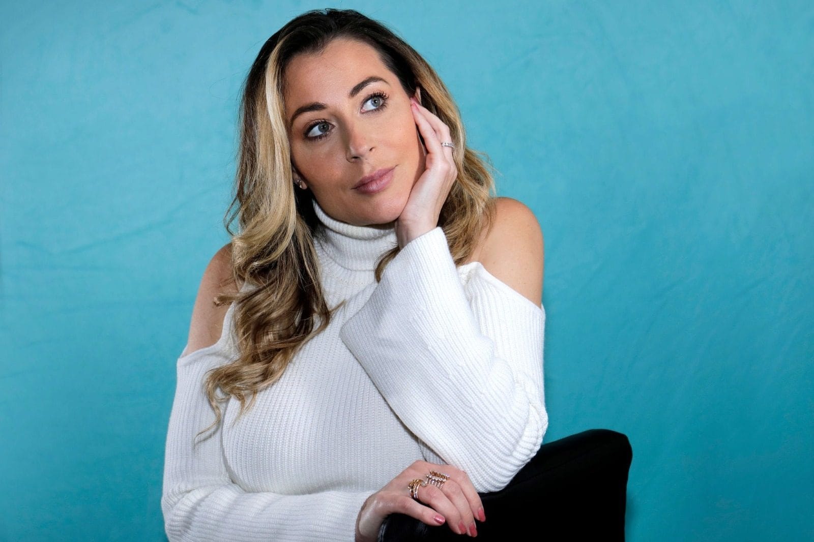 Magali Berdah posant pour une séance photo