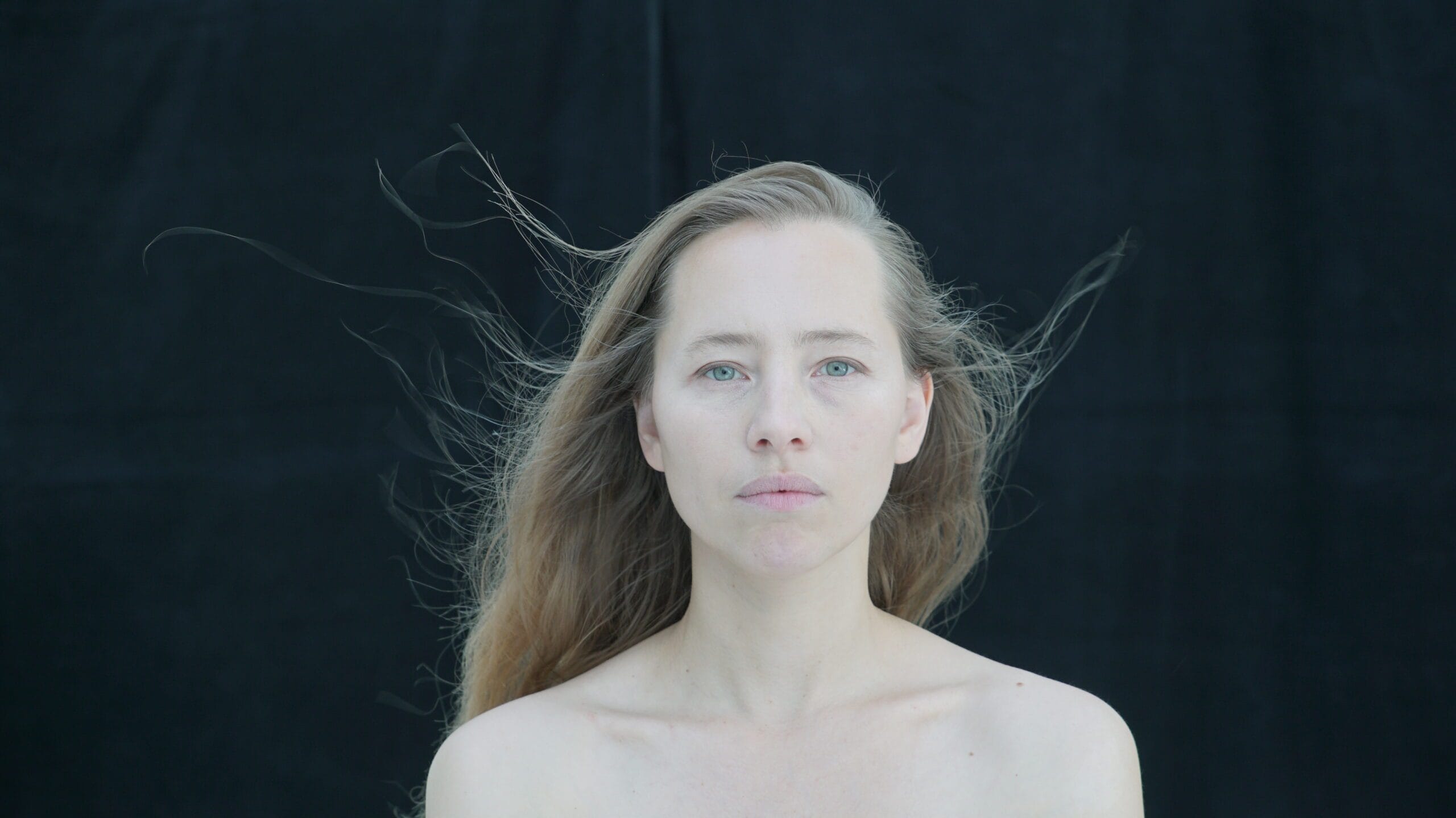 Isild Le Besco annonce "Les mots", un album choral porté par des voix de femmes 1 affiche Isild Le Besco