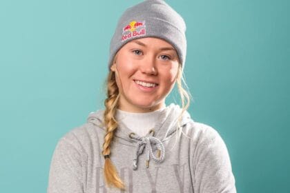 Tess Ledeux posant pour le magazine Hits actus