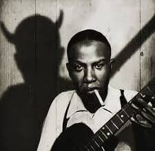 Robet johnson représenté guitare à la main et cigarette à la bouche