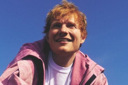 Ed Sheeran, pose sourire aux lèvres devant la caméra