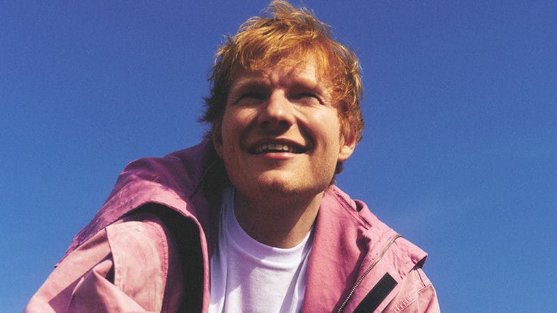 Ed Sheeran, pose sourire aux lèvres devant la caméra