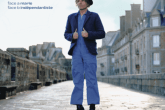 Nicolas Jules, flottant dans une rue pavée.