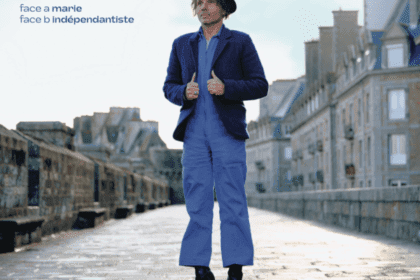 Nicolas Jules s'attaque au désamour dans son prochain disque célébrant ses 30 ans de carrière 5 Nicolas Jules, flottant dans une rue pavée.