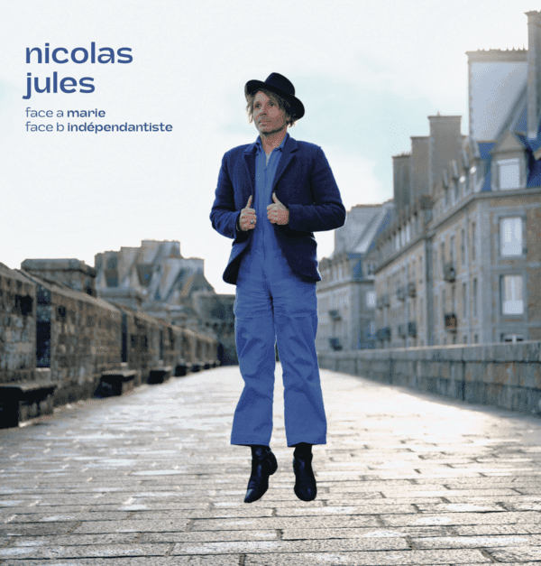 Nicolas Jules, flottant dans une rue pavée.