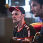 David Delabrosse étoffe son catalogue avec son nouvel album "Les Mots Modernes" 3 David Delabrosse pris en photo en studio en second plan d'un autre musiciane