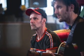 David Delabrosse pris en photo en studio en second plan d'un autre musiciane