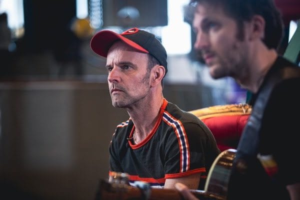 David Delabrosse étoffe son catalogue avec son nouvel album "Les Mots Modernes" 1 David Delabrosse pris en photo en studio en second plan d'un autre musiciane