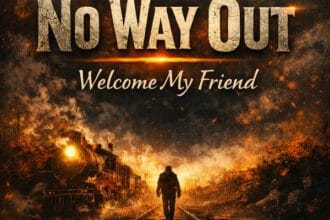 Homme marchant sur des rails de train