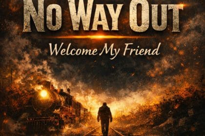 Homme marchant sur des rails de train