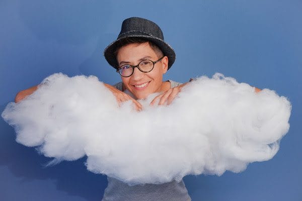 Magali Michaut avec un nuage blanc.
