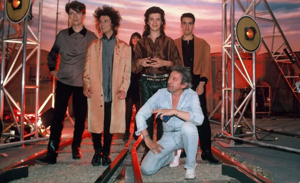 Helena Noguerra, derrière Gainsbourg et Indochine lors du tournage vidéo pour le titre "Tes Yeux Noirs"