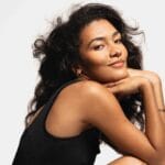 Olivia Dean, Femme avec des cheveux bouclés.