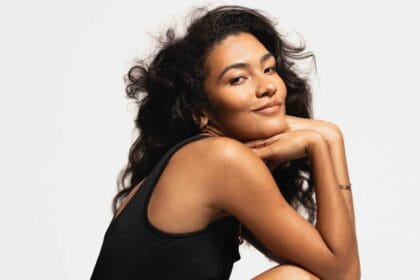 Olivia Dean s’impose en grande gagnante des Brit Awards 2026 avec quatre trophées, c'est historique ! 2 Olivia Dean, Femme avec des cheveux bouclés.