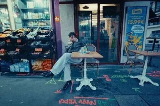 Joey Larsé sort son nouvel EP "Beautiful Sad" après 5 ans d'absence