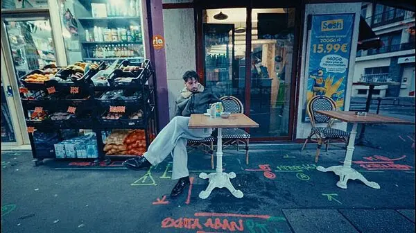 Joey Larsé sort son nouvel EP "Beautiful Sad" après 5 ans d'absence