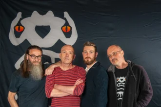 BAÏKI crée la sensation avec "KosmoX", une satire pointue et mordante sur l’obsession humaine 4 BAÏKI dévoile KosmoX, un single satirique aussi drôle que dérangeant