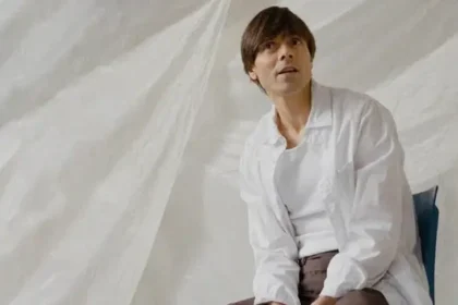 Lionel Langlais dévoile le clip "À des années-lumière", extrait de son cinquième album 1 Lionel Langlais dévoile le clip À des années-lumière